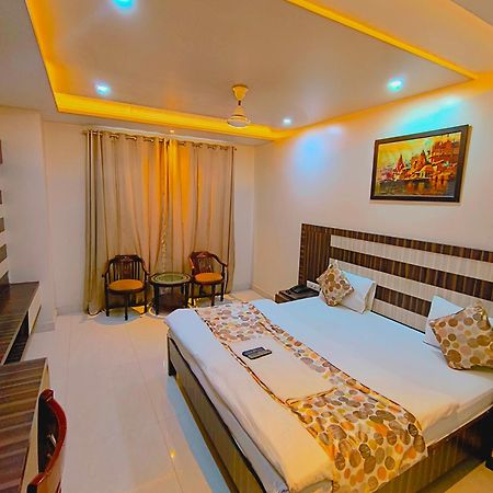 P Palace - Near Kashi Vishwanath Temple فاراناسي المظهر الخارجي الصورة