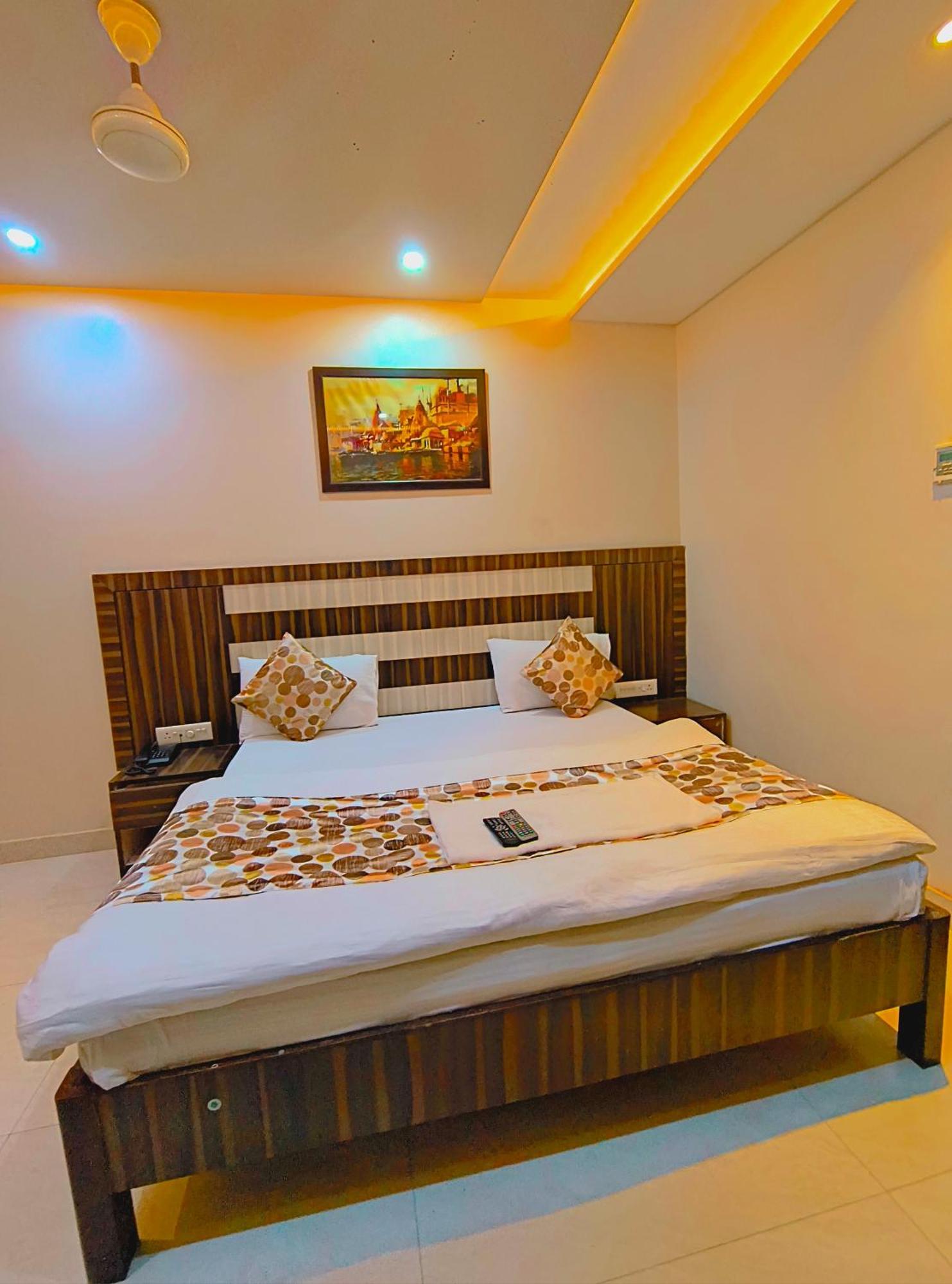 P Palace - Near Kashi Vishwanath Temple فاراناسي المظهر الخارجي الصورة