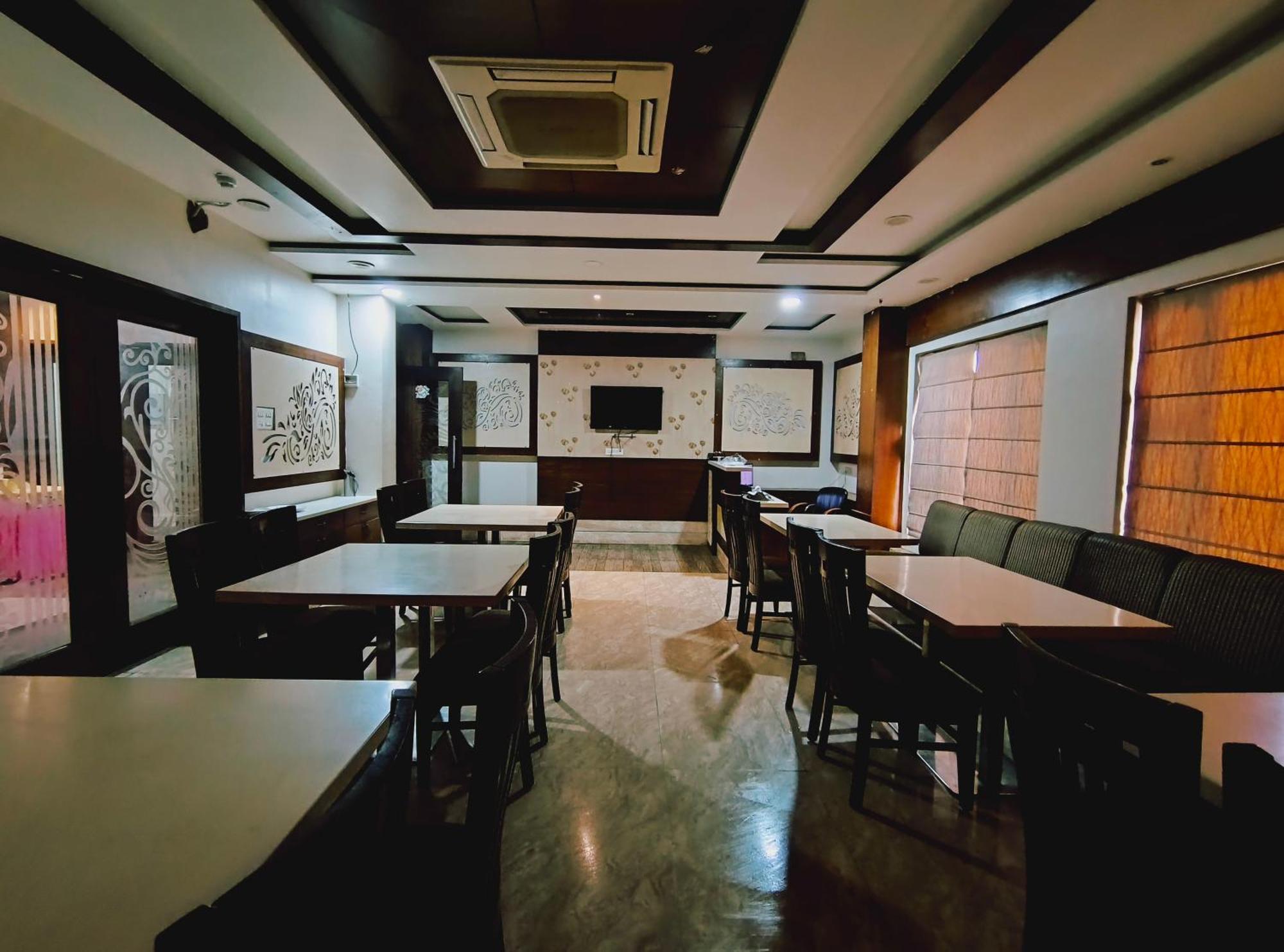 P Palace - Near Kashi Vishwanath Temple فاراناسي المظهر الخارجي الصورة