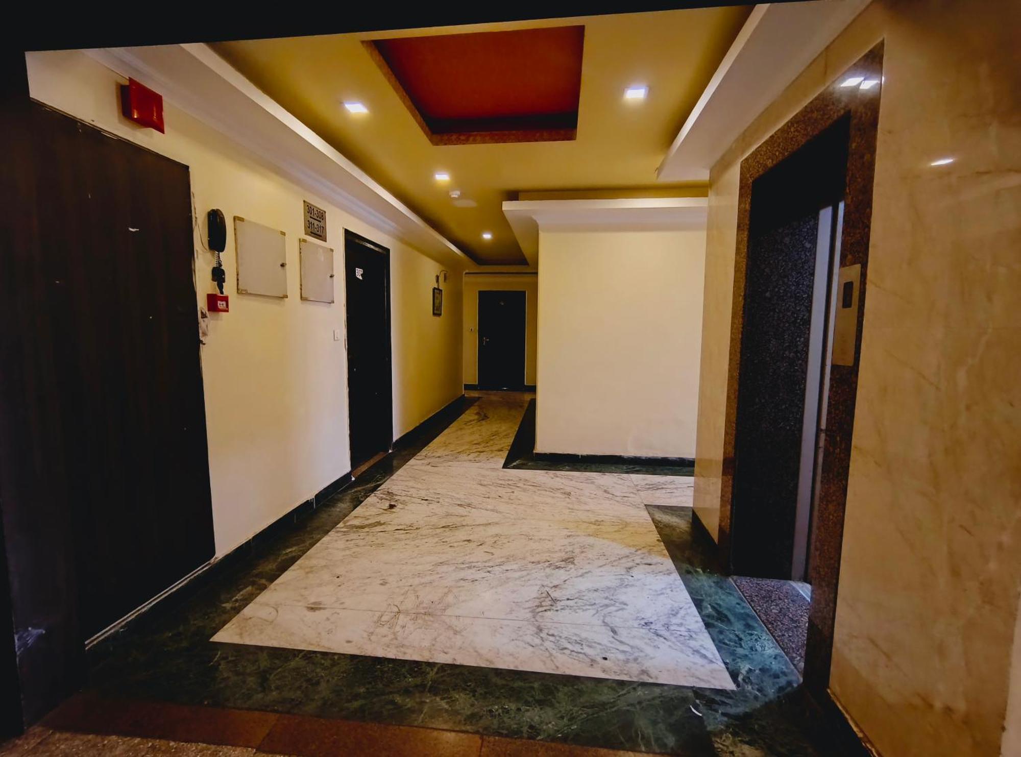 P Palace - Near Kashi Vishwanath Temple فاراناسي المظهر الخارجي الصورة