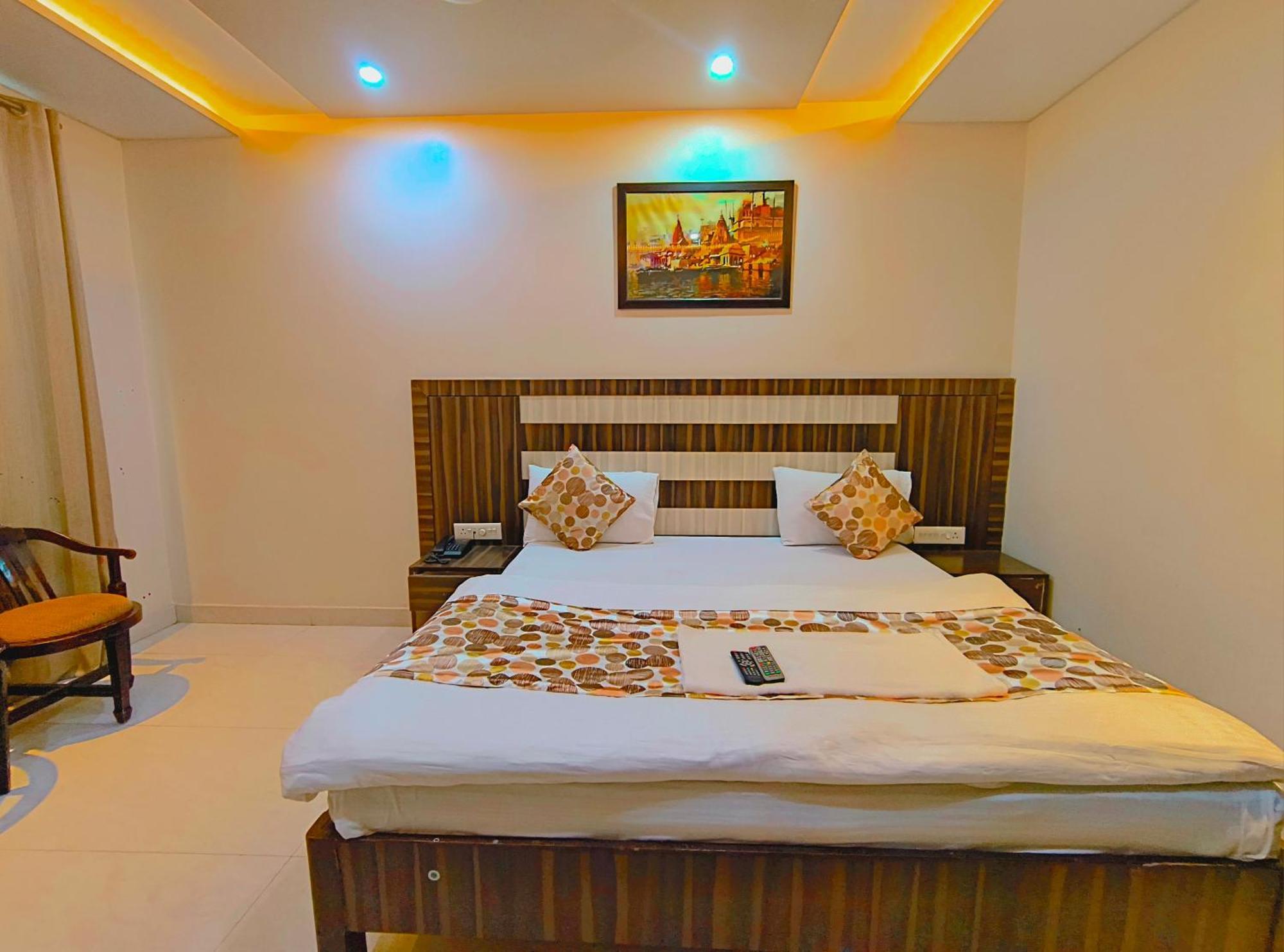 P Palace - Near Kashi Vishwanath Temple فاراناسي المظهر الخارجي الصورة