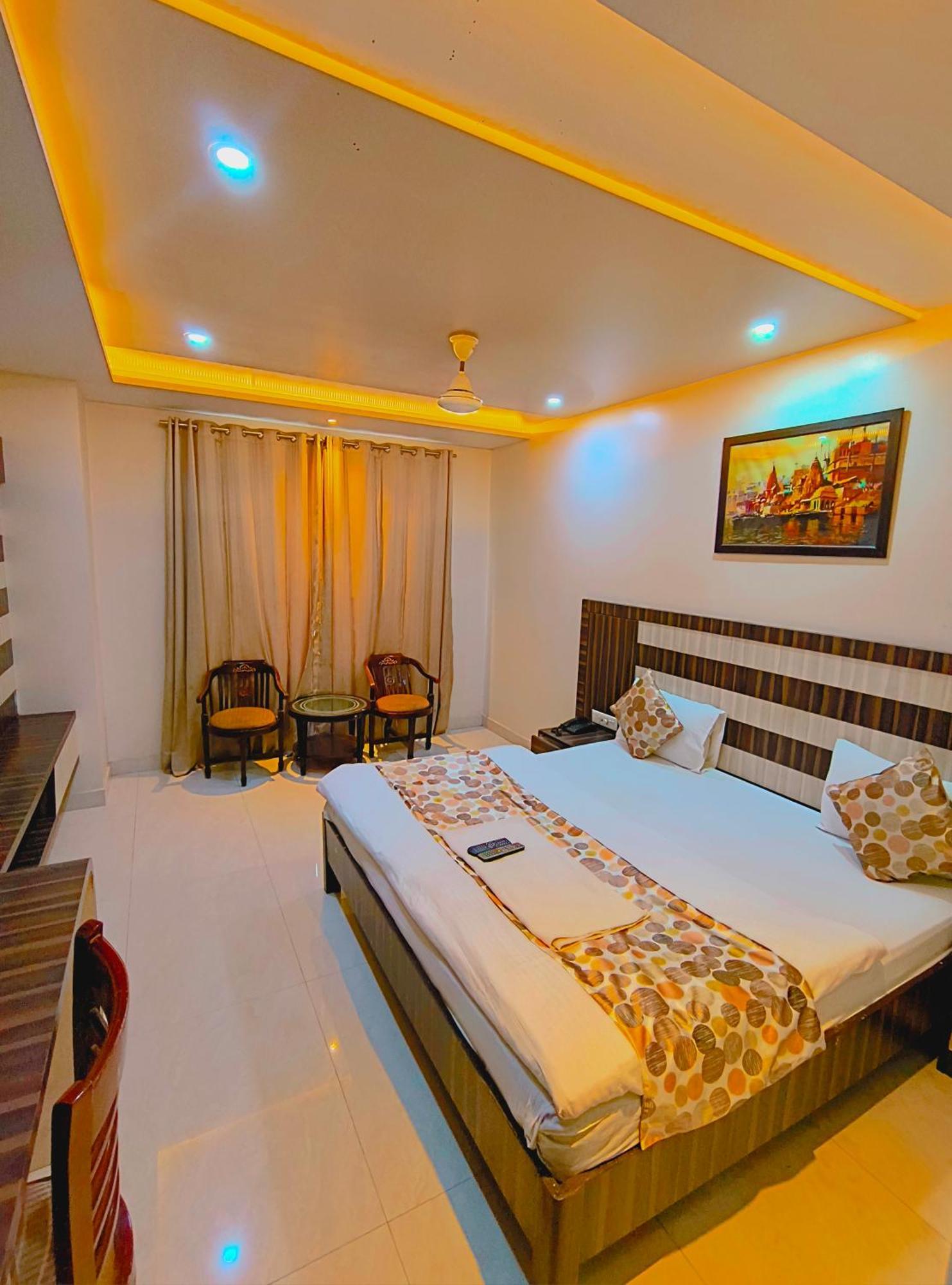 P Palace - Near Kashi Vishwanath Temple فاراناسي المظهر الخارجي الصورة