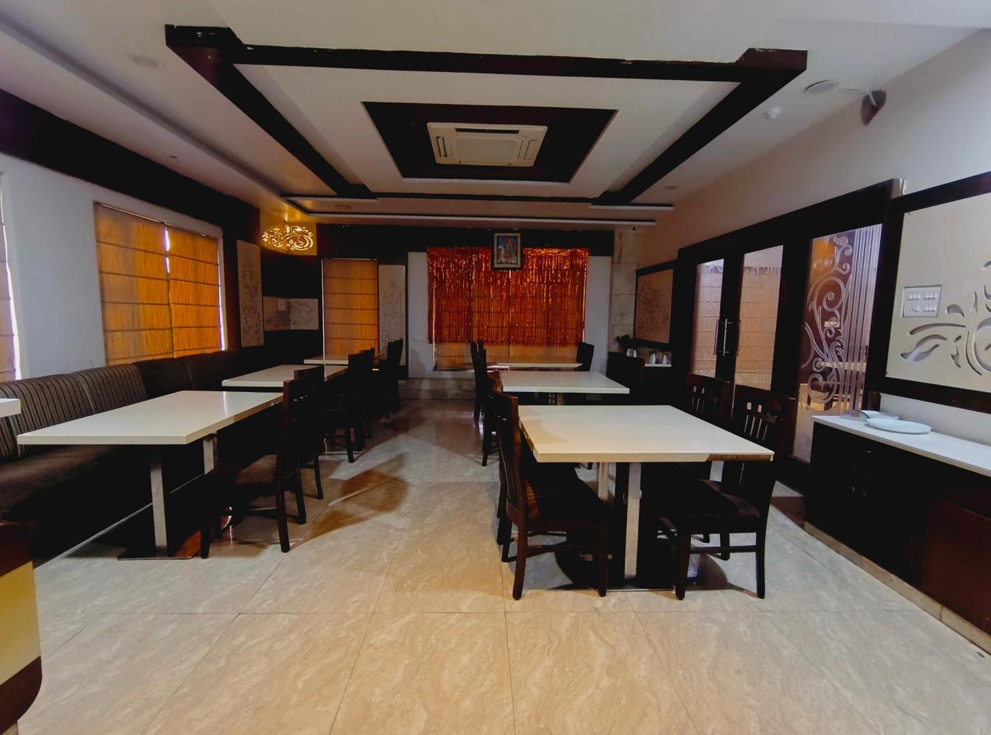 P Palace - Near Kashi Vishwanath Temple فاراناسي المظهر الخارجي الصورة